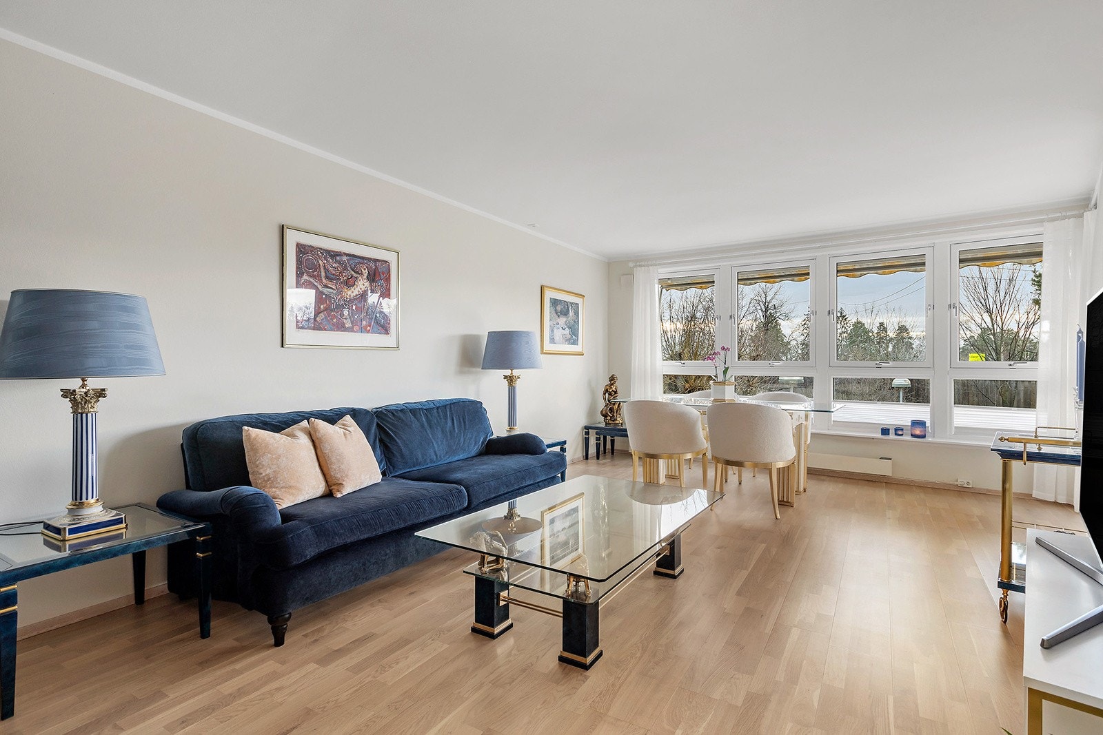 Stue med god plass til sofagruppe og spisebord Galleribilde