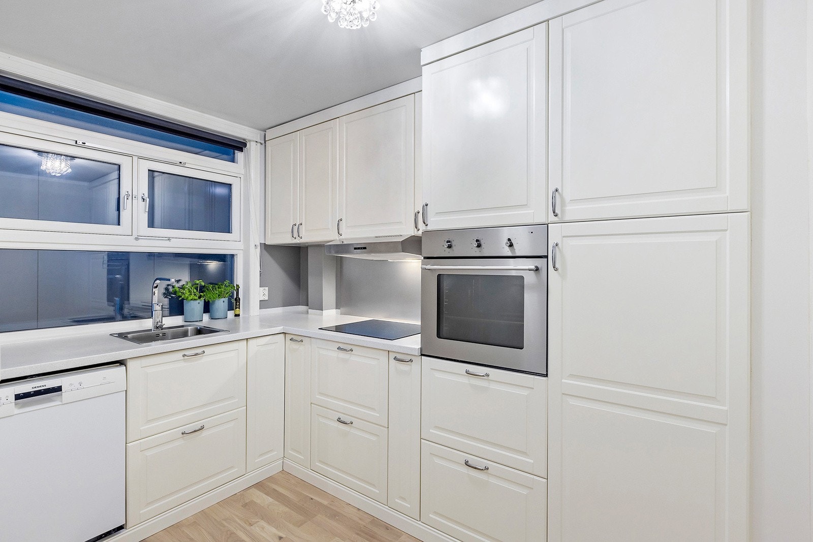 Moderne kjøkkeninnredning ny i 2018. Galleribilde