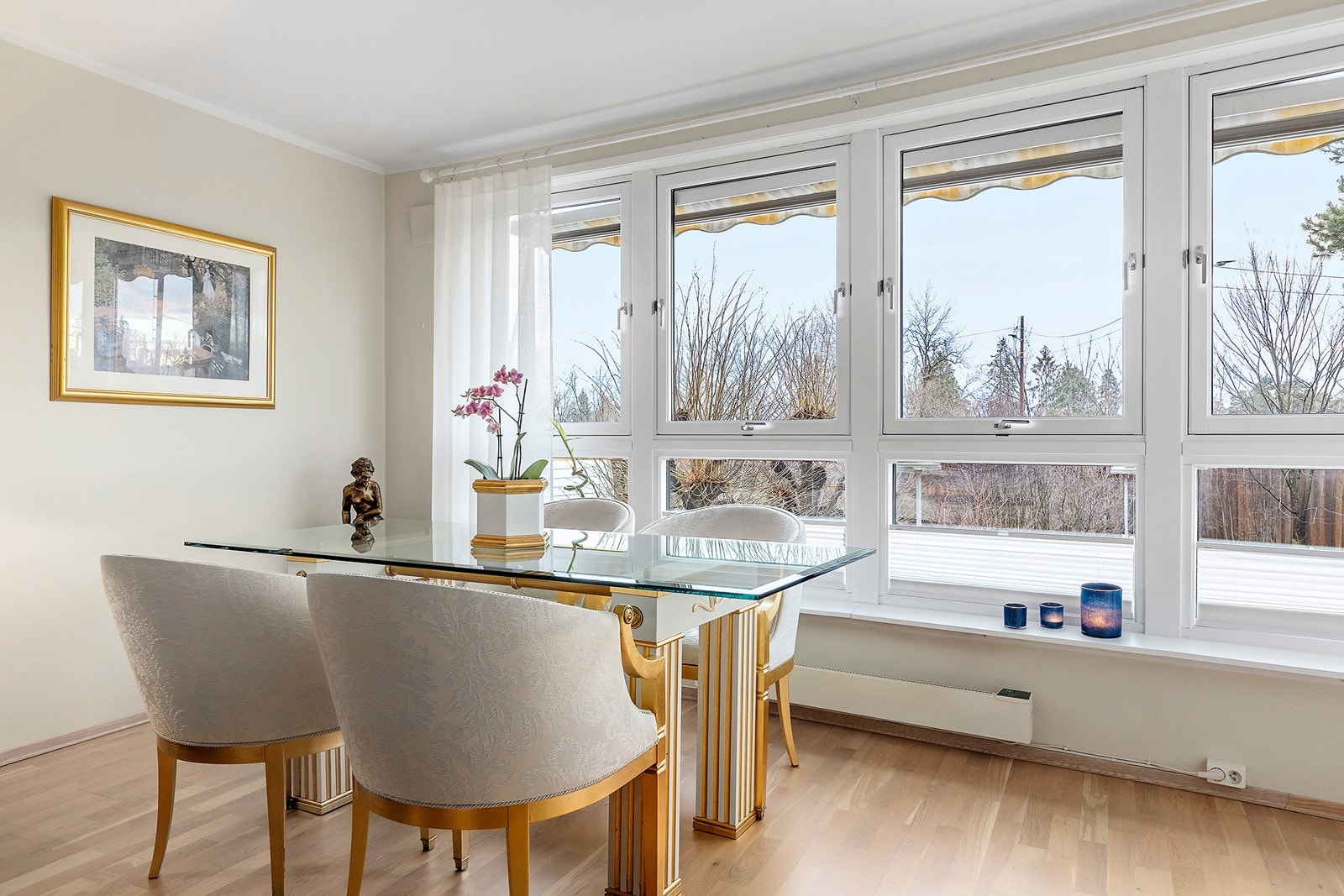 God plass til spisebord i stuen Galleribilde