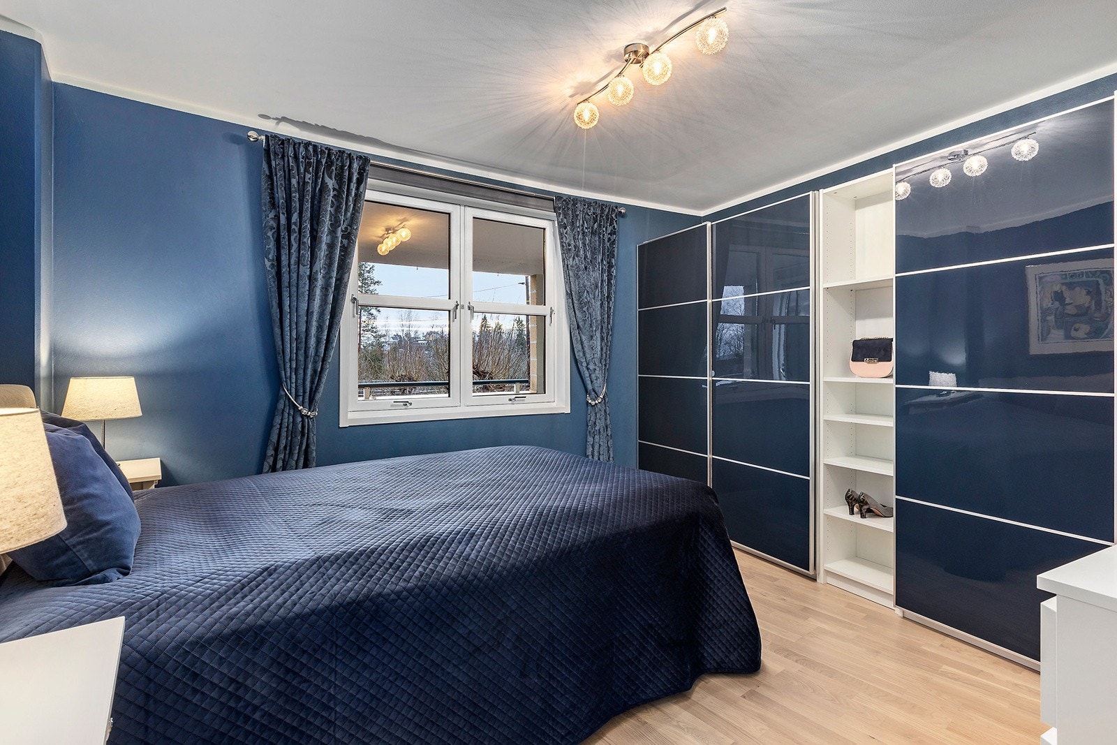 Soverom med stor romslig skyvedørsgarderobe med meget god lagringsplass Galleribilde