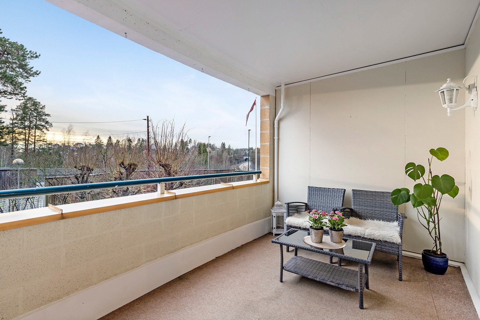 Lun overbygd balkong ca 9 kvm Galleribilde