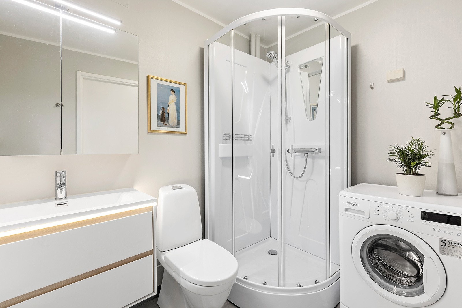 Bad med opplegg for vaskemaskin Galleribilde