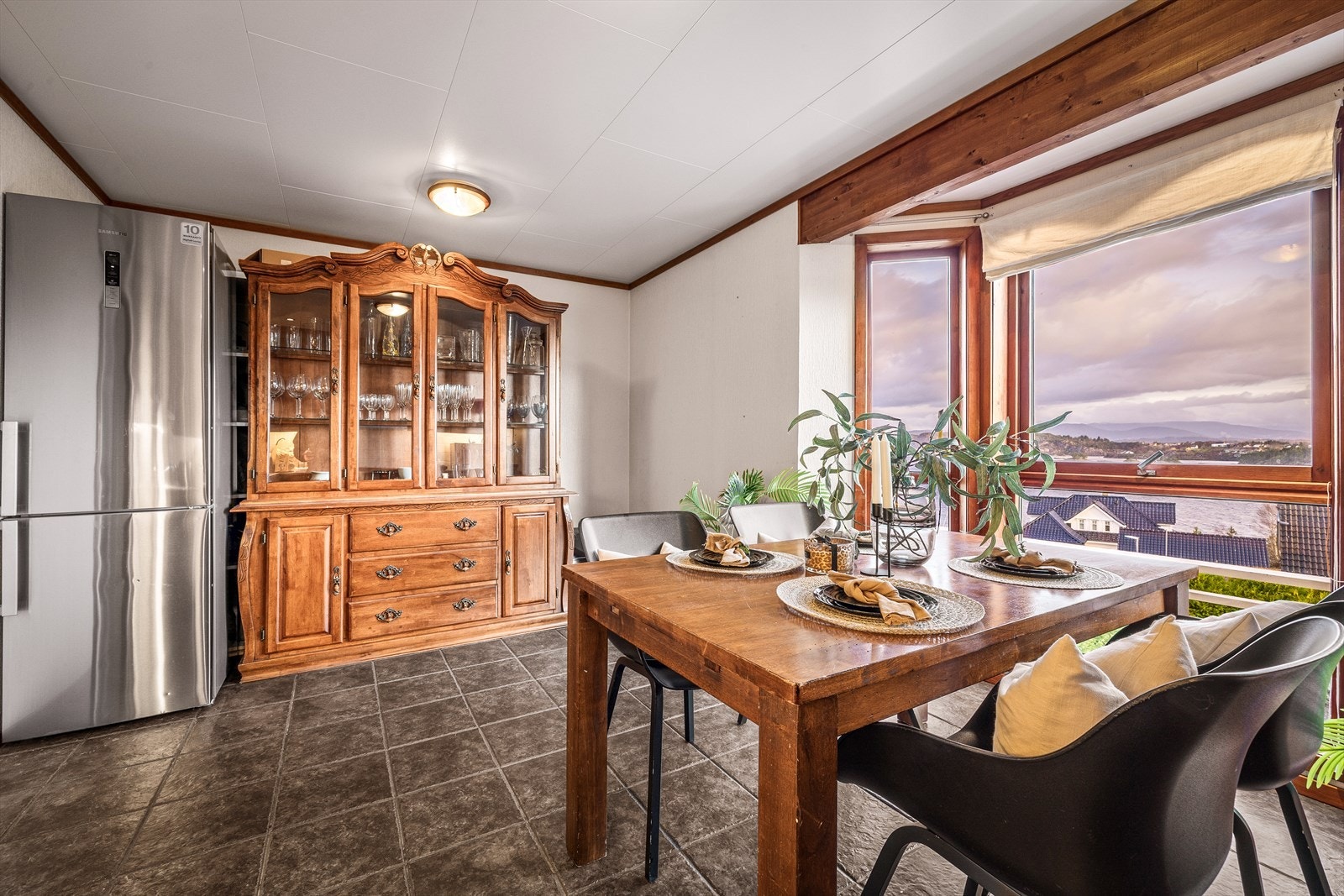 Meget god plass til spisebord og annen oppbevaring. Galleribilde