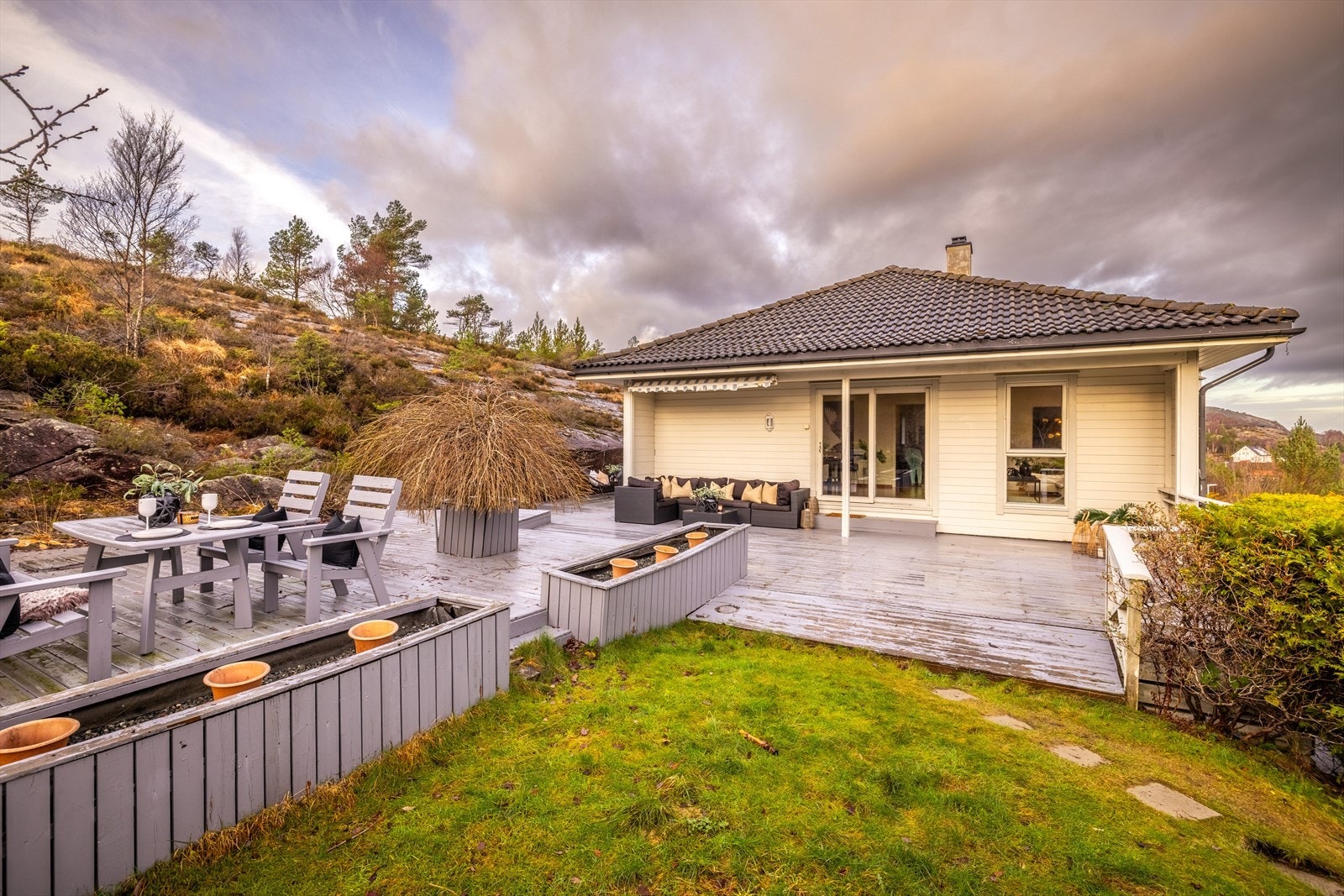 En særdeles fin plass på solrike sommerdager, og en av hovedgrunnene til at dagens eier kjøpte eiendommen. Galleribilde