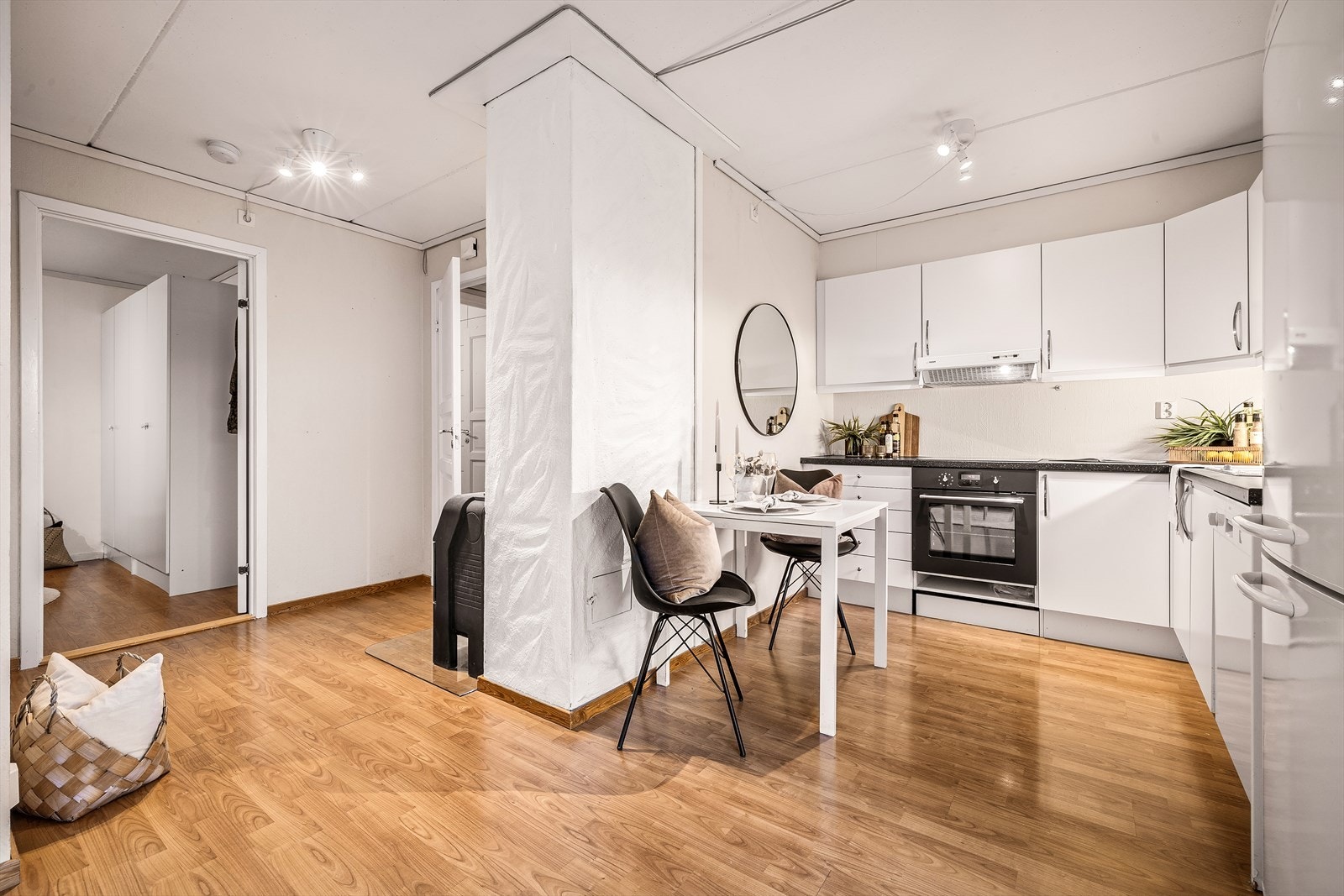 Pent kjøkken med spiseplass. Galleribilde