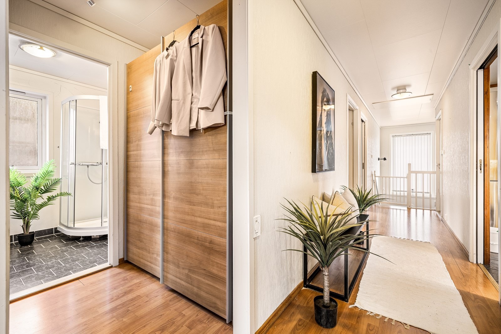 Denne badløsningen er innredet med garderober i forkant. Galleribilde