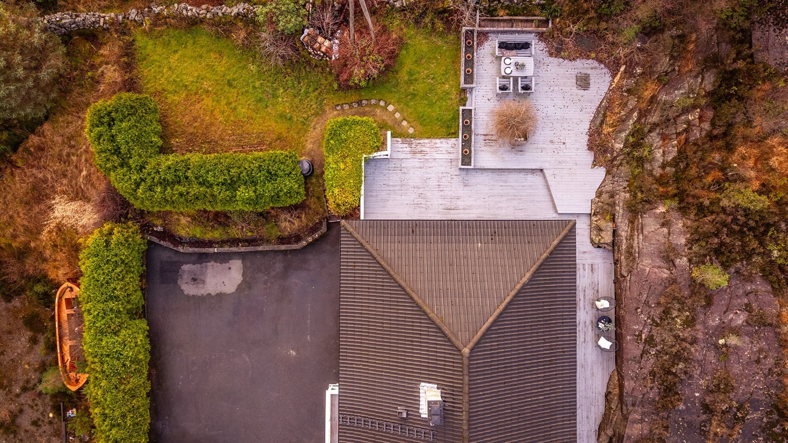 Flotte uteområder og rikelig med parkeringsplasser på egen tomt og i den svære garasjen. Galleribilde