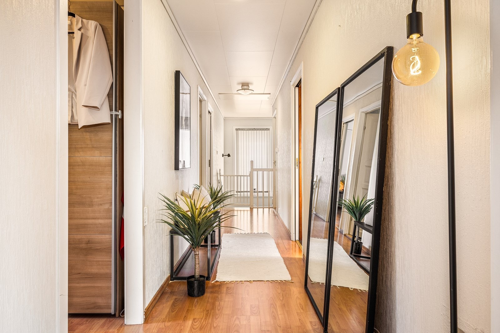 Fra gangen mot trappen ned til underetasjen. Galleribilde