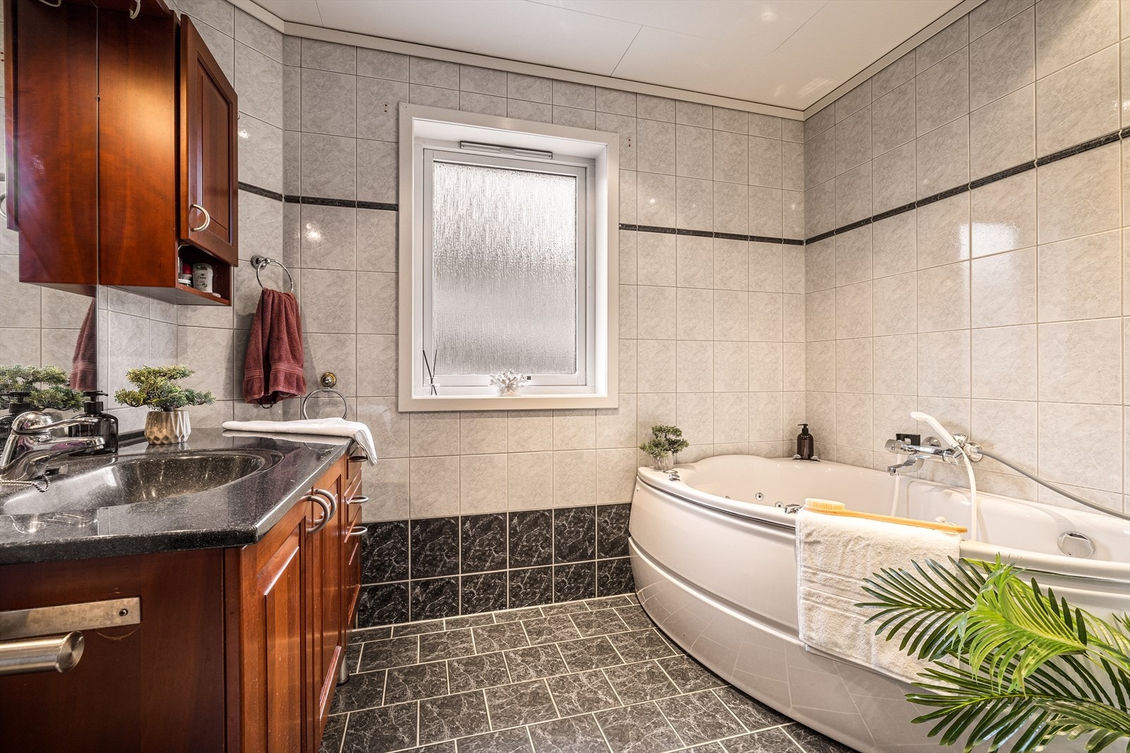 Innredet med boblebad. Galleribilde