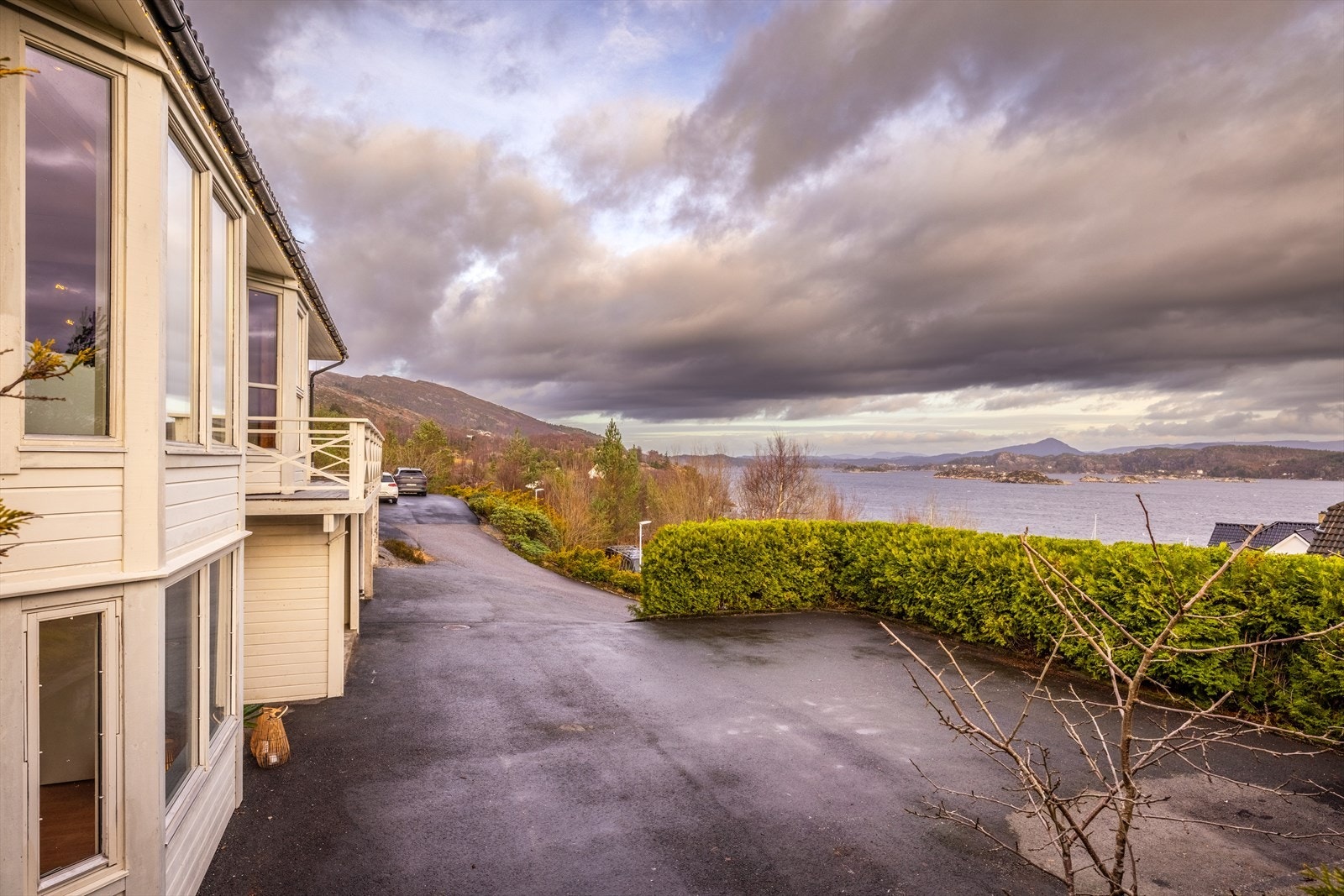 Stor biloppstillingsplass like utenfor boligen. I tillegg er det rikelig med plass i den store garasjen. Galleribilde