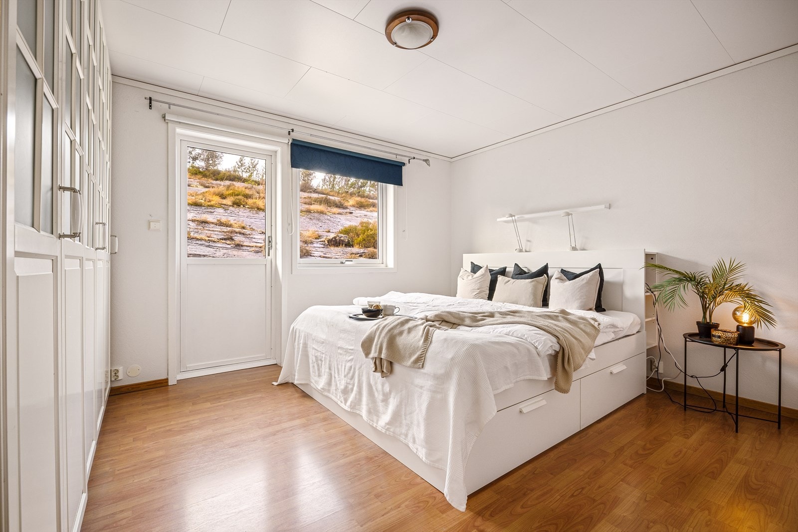 Hovedsoverom med garerobeløsning og utgang til terrassen og hagen. Galleribilde