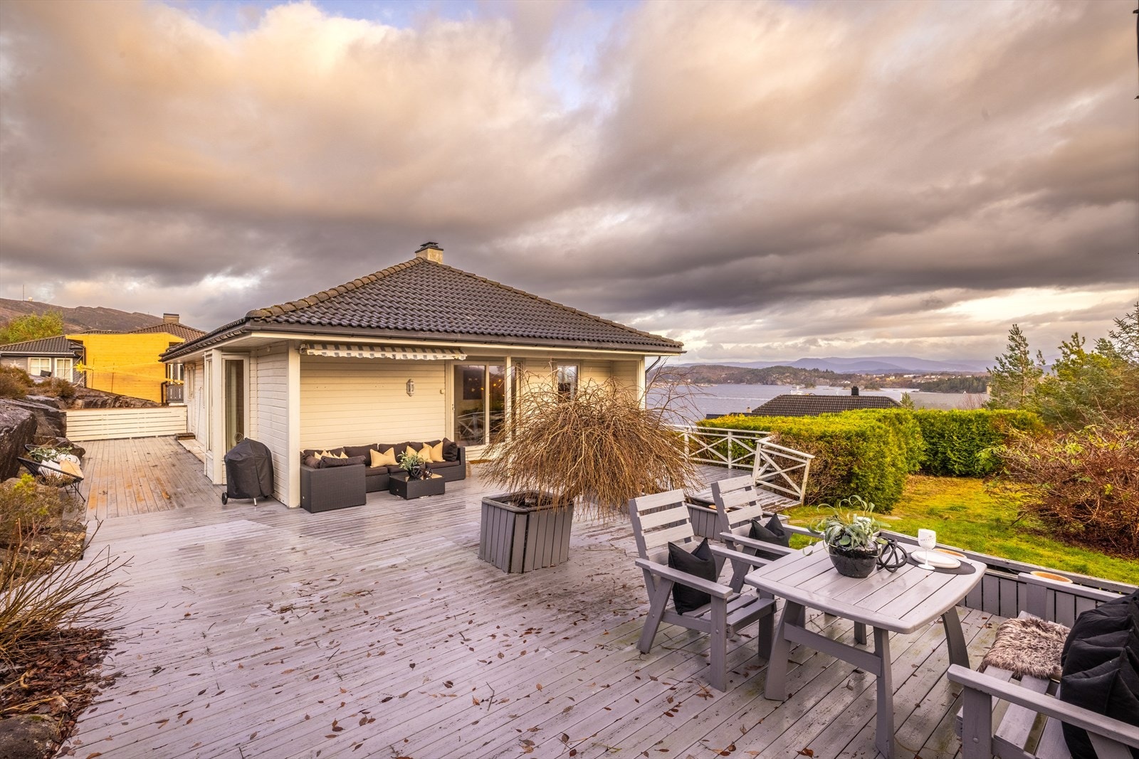 Boligen ligger i enden og hagen er vendt mot urørt natur og ligger helt usjenert. Galleribilde