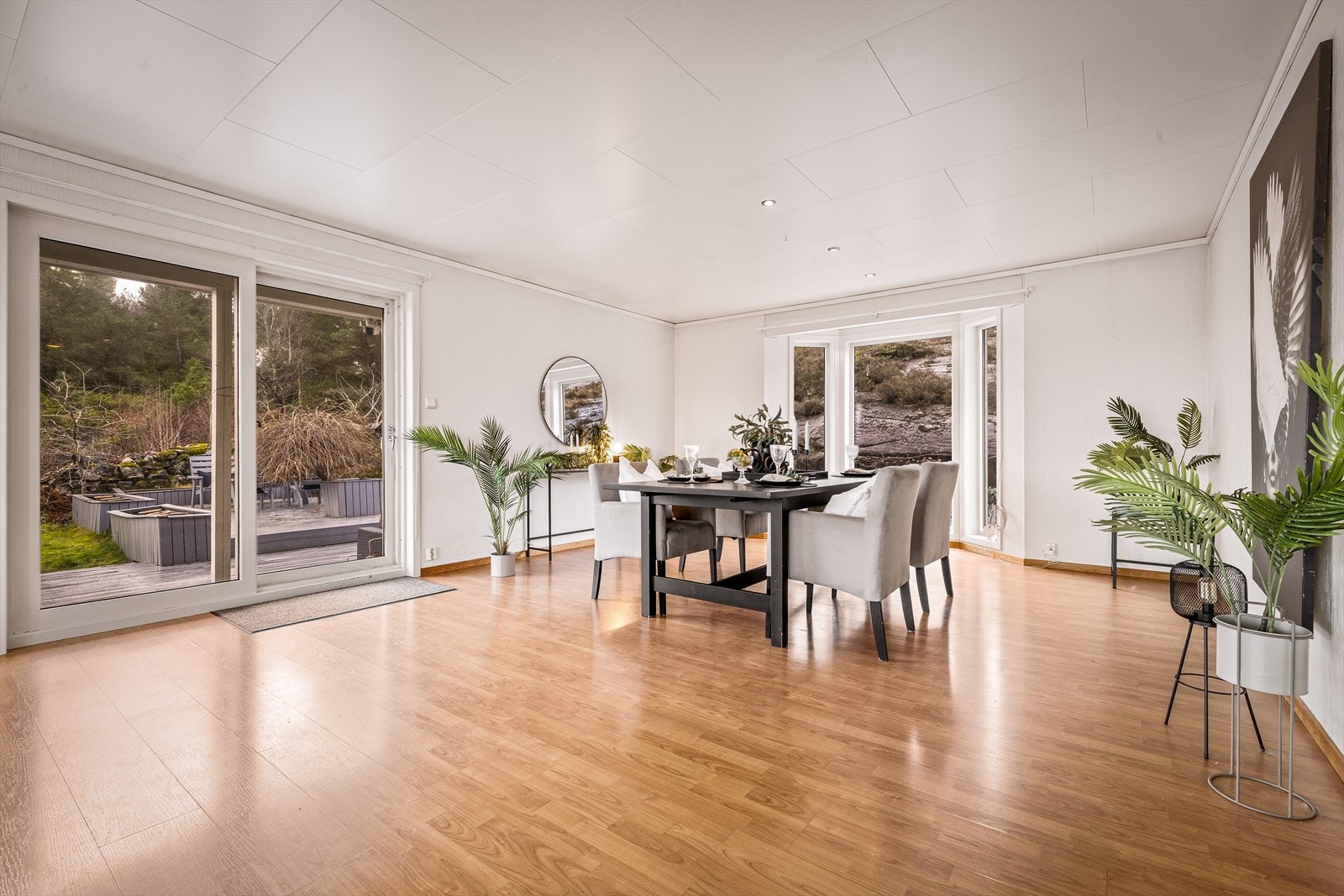 Fra stuen er utgang til den store terrassen og hagen. Galleribilde