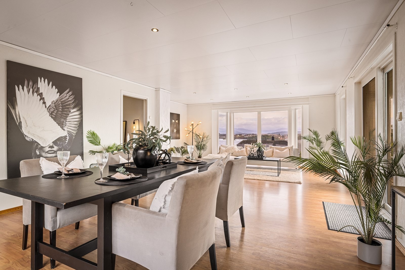 Stor spisestue i ene enden av stuen. Galleribilde