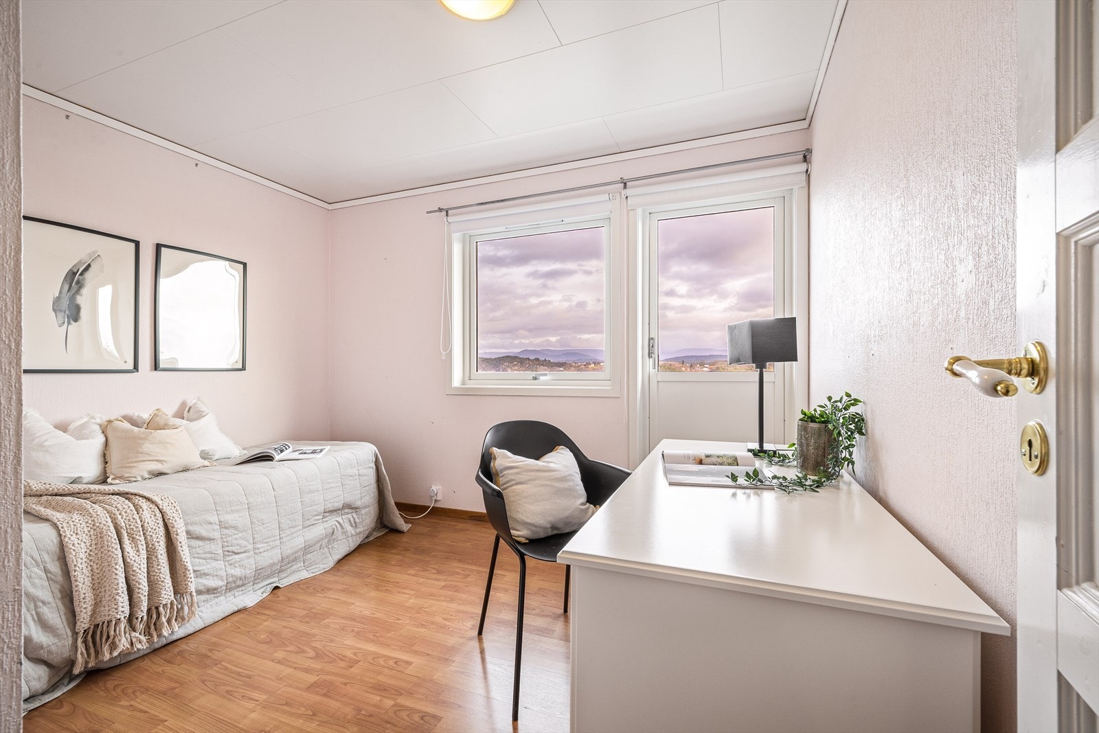 Soverom 2 med utgang til egen terrasse på 9,5 m². Galleribilde