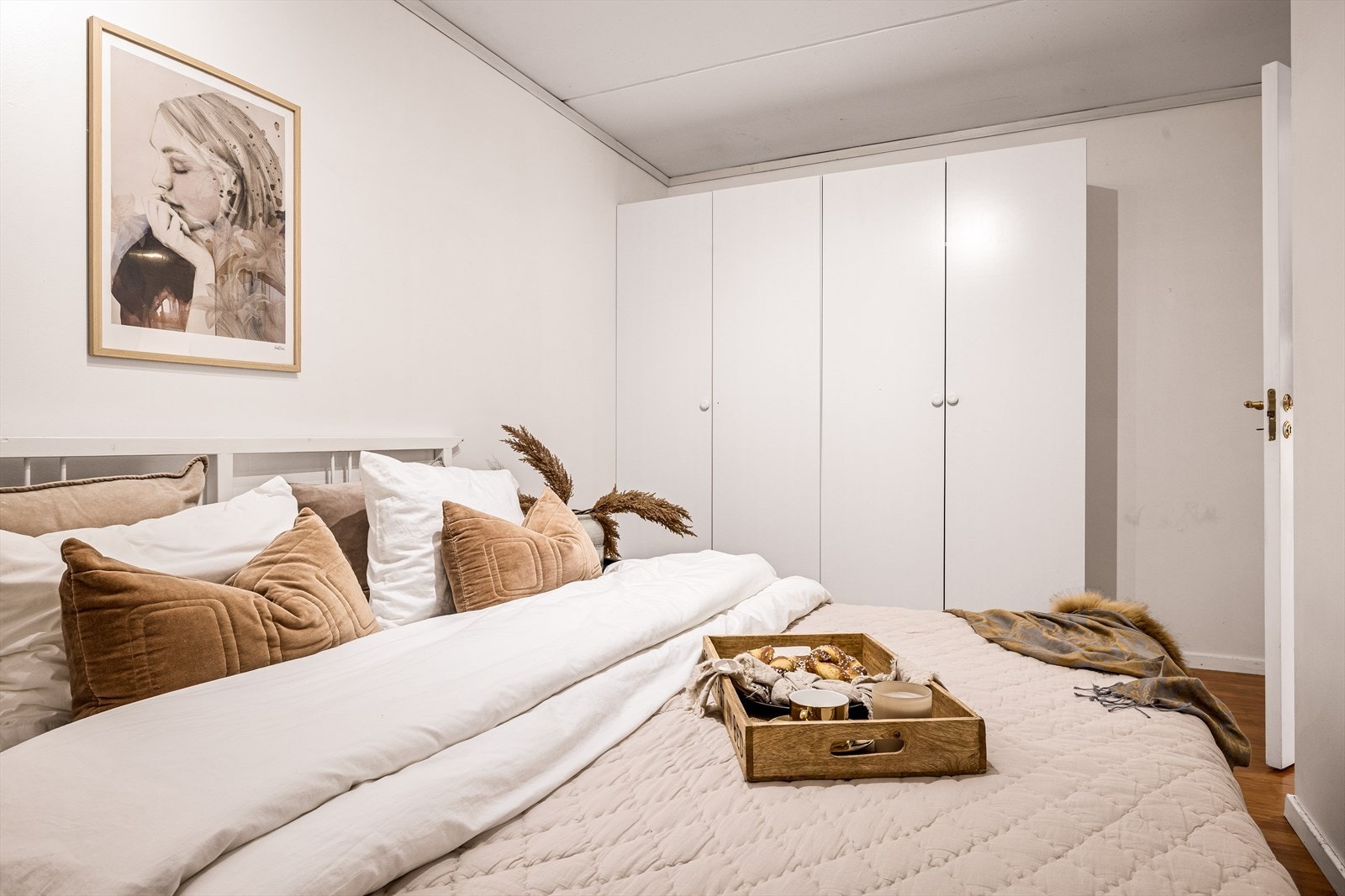 Gad plass til garderobe i utleiedel. Galleribilde