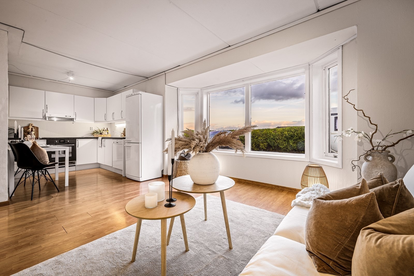 Åpen stue/kjøkken-løsning på hele 24,6 m² Galleribilde