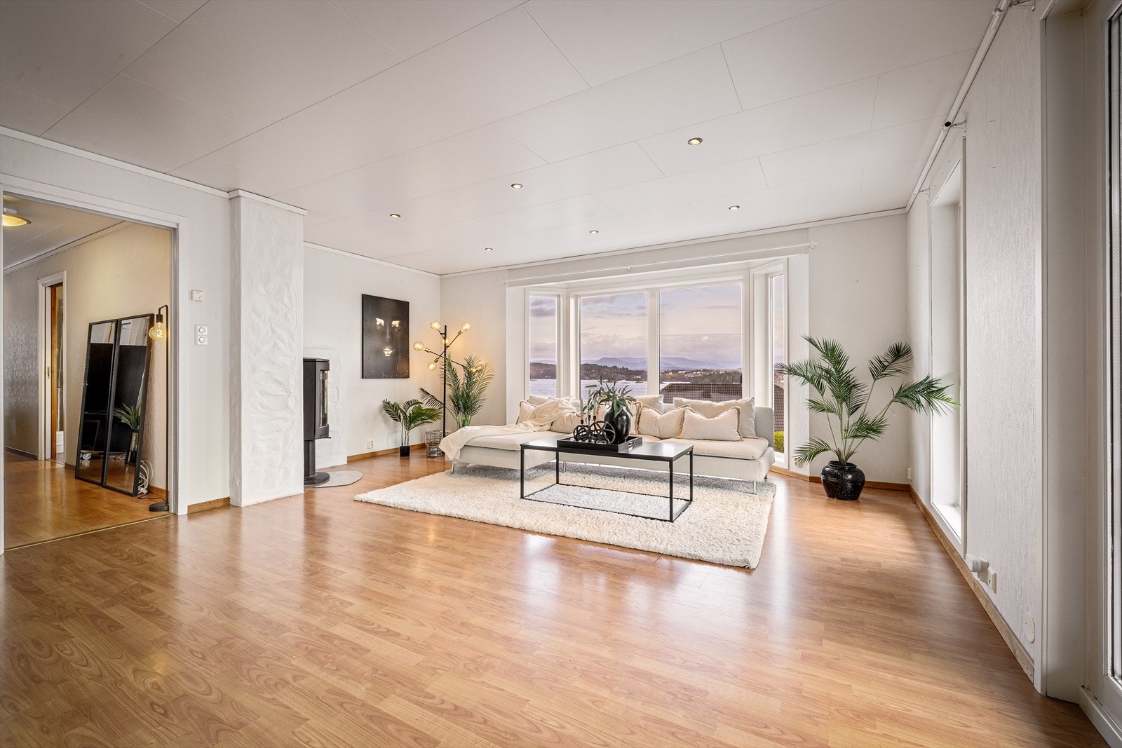 Tilbake i stuen og vi beveger oss mot kjøkken, badene og soverommene. Galleribilde