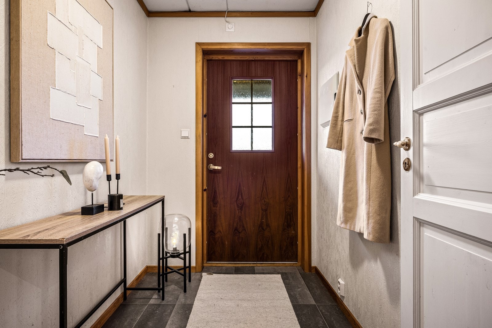 Utleiedelen består av entré(3,7m²), gang(7,6m²), bad(4,6m²), vaskerom(5,3m²), soverom(6,3m²), soverom(11,4m²), stue og kjøkken(24,6m²). Galleribilde