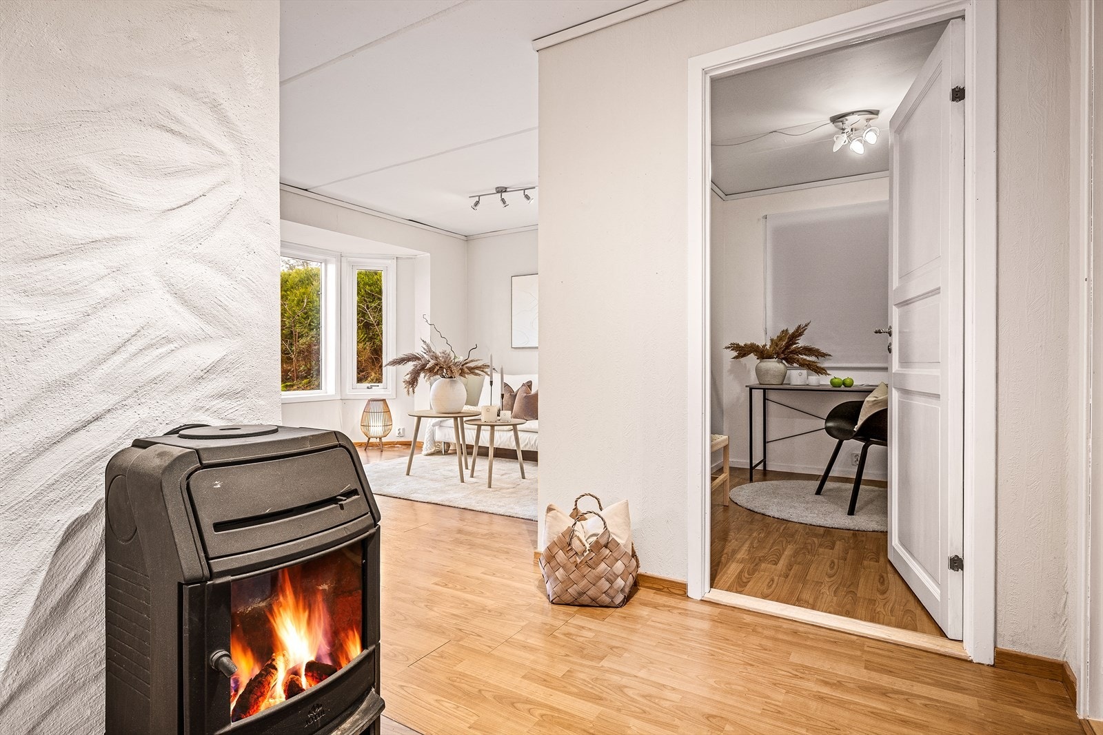 Deilig med vedovn i utleiedel. Det er vannbåren varme i hele huset. Galleribilde