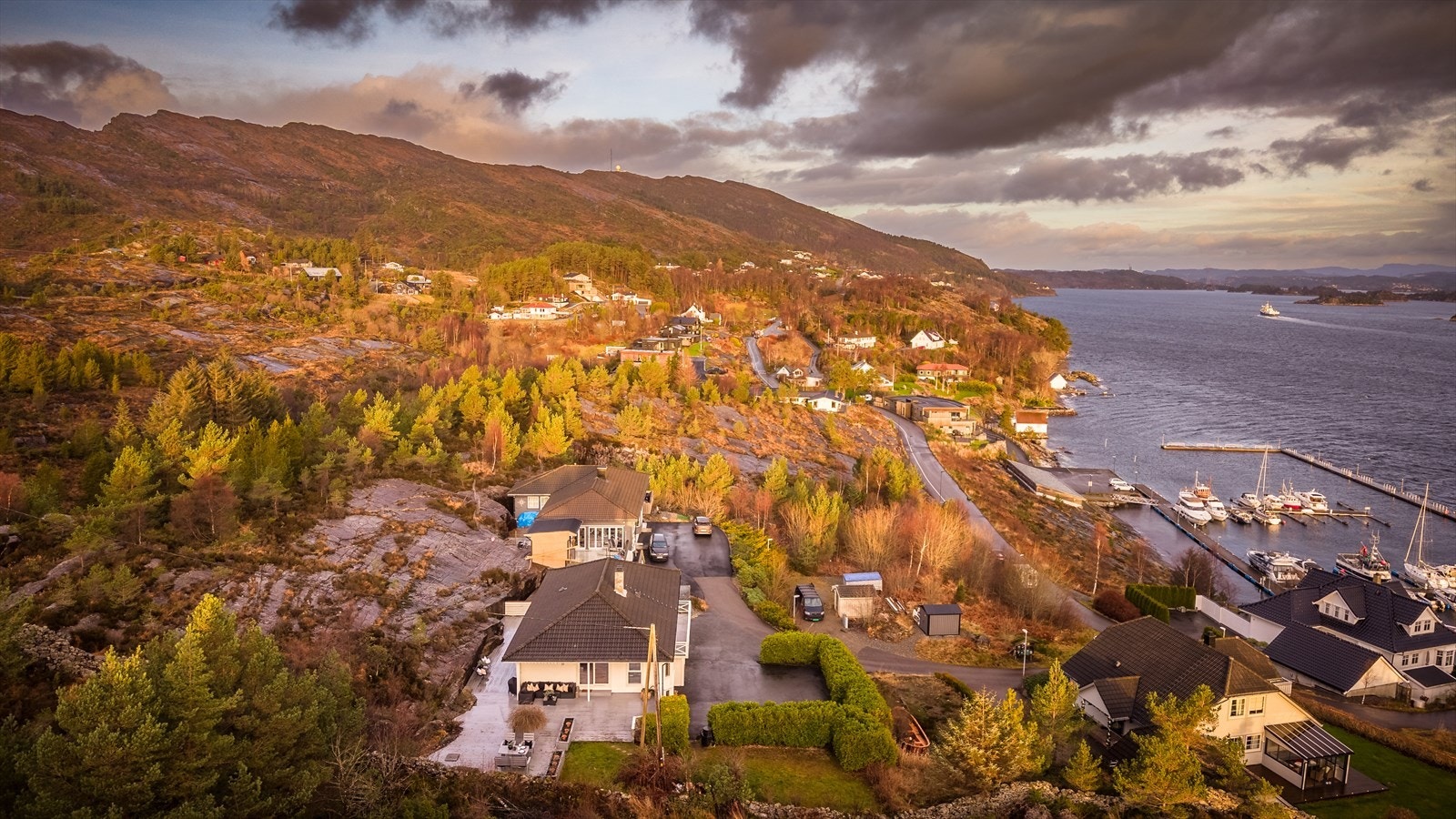 Gulenakken 49 er en enebolig med utleiedels som ligger idyllisk plassert helt i enden av en blindvei - et sjeldent stille og barnevennlig område uten gjennomgangstrafikk. Galleribilde