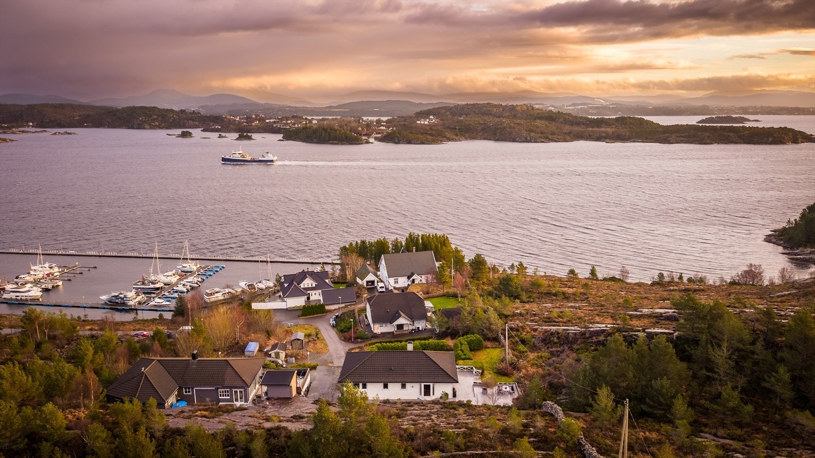 Kort vei til sjøen med båthavn og badeplasser. Galleribilde