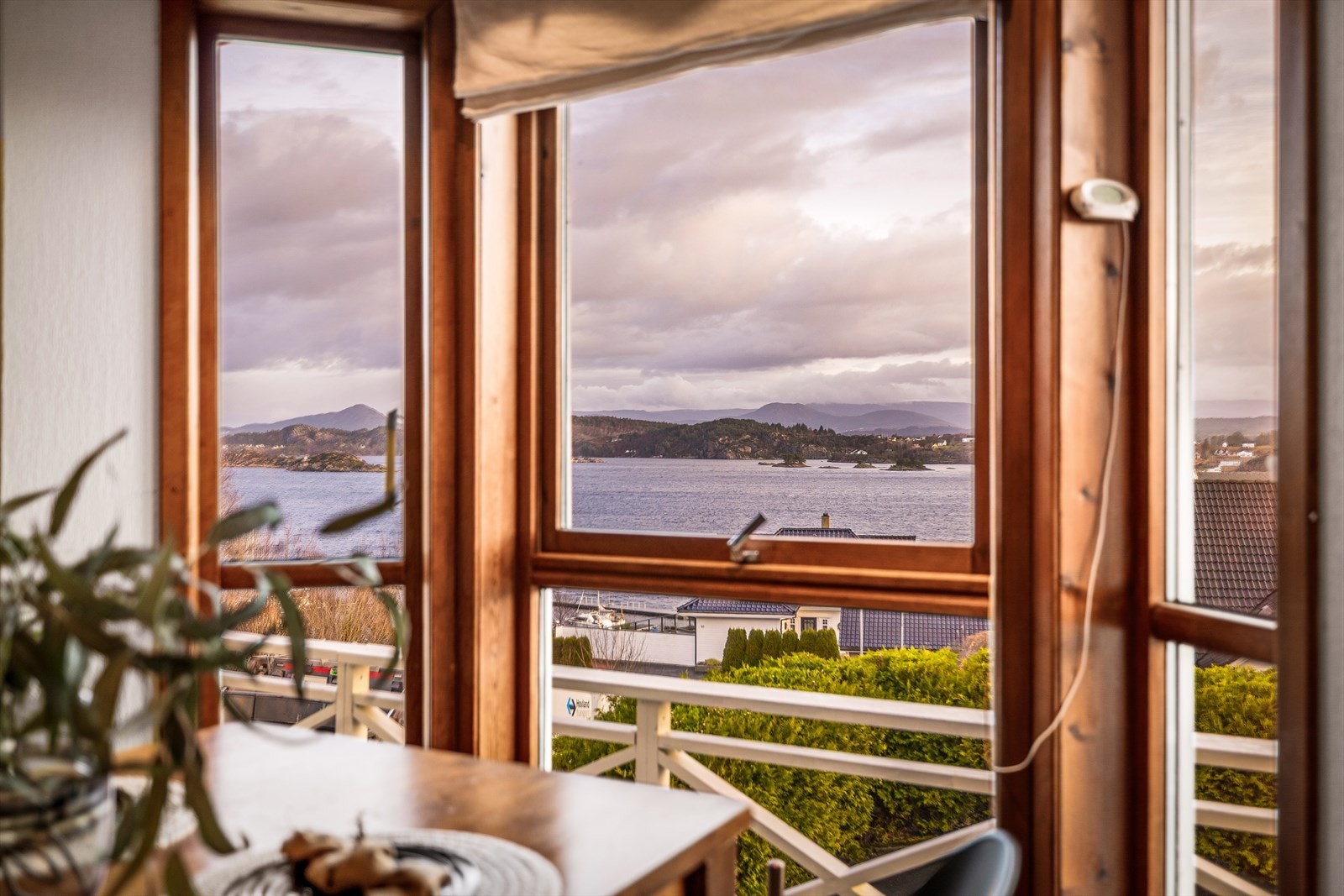 Flott sjøutsikt også fra kjøkkenet. Galleribilde