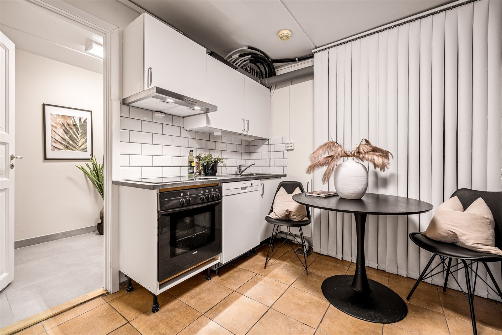 Et ekstra kjøkken i hoveddelen er også praktisk om man har ungdommer i hus. Totalt 3 kjøkken og 4 bad i boligen. Galleribilde