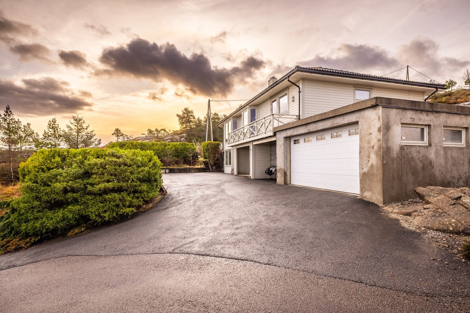 Bergen Asfalt Service a.s asfaltert hele plassen foran huset og foran garasjen og oppkjørsel fra felles vei til eiendommen. Galleribilde