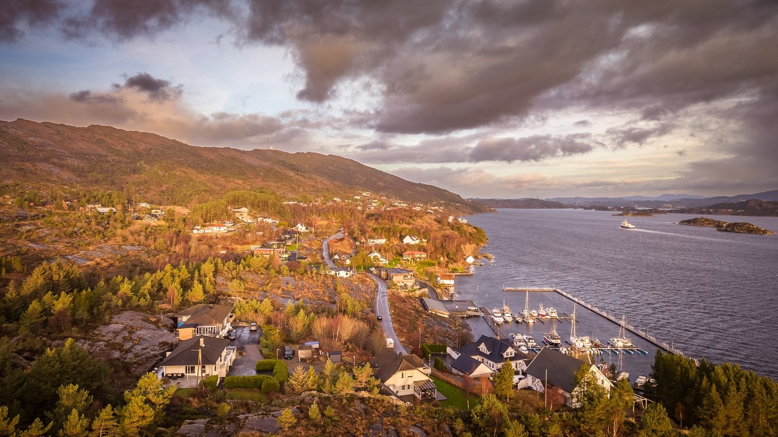 Det er en flott 30 minutters fjelltur på natursti fra eiendommen og opp til Haganes-toppen med gigantisk utsikt mot havet, utover hele Bergensområdet og områdene rundt. Galleribilde