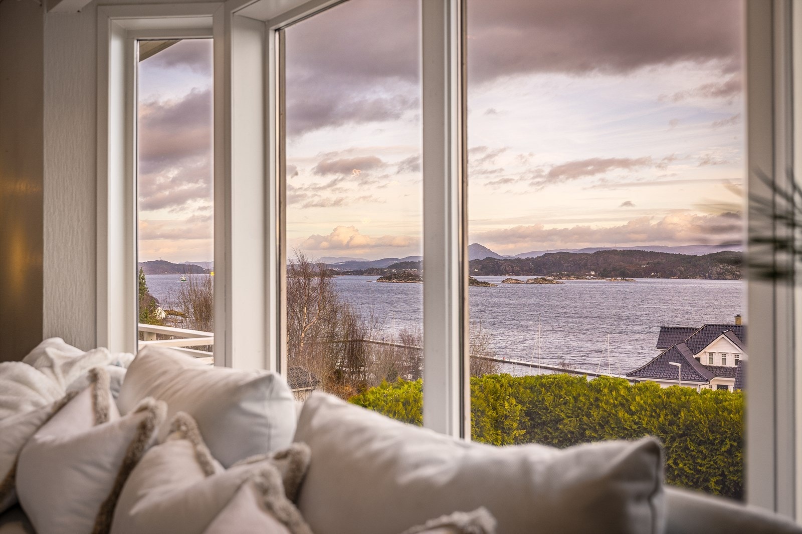 Fantastisk utsikt mot sjøen, byfjellene og Bjorøy. Galleribilde