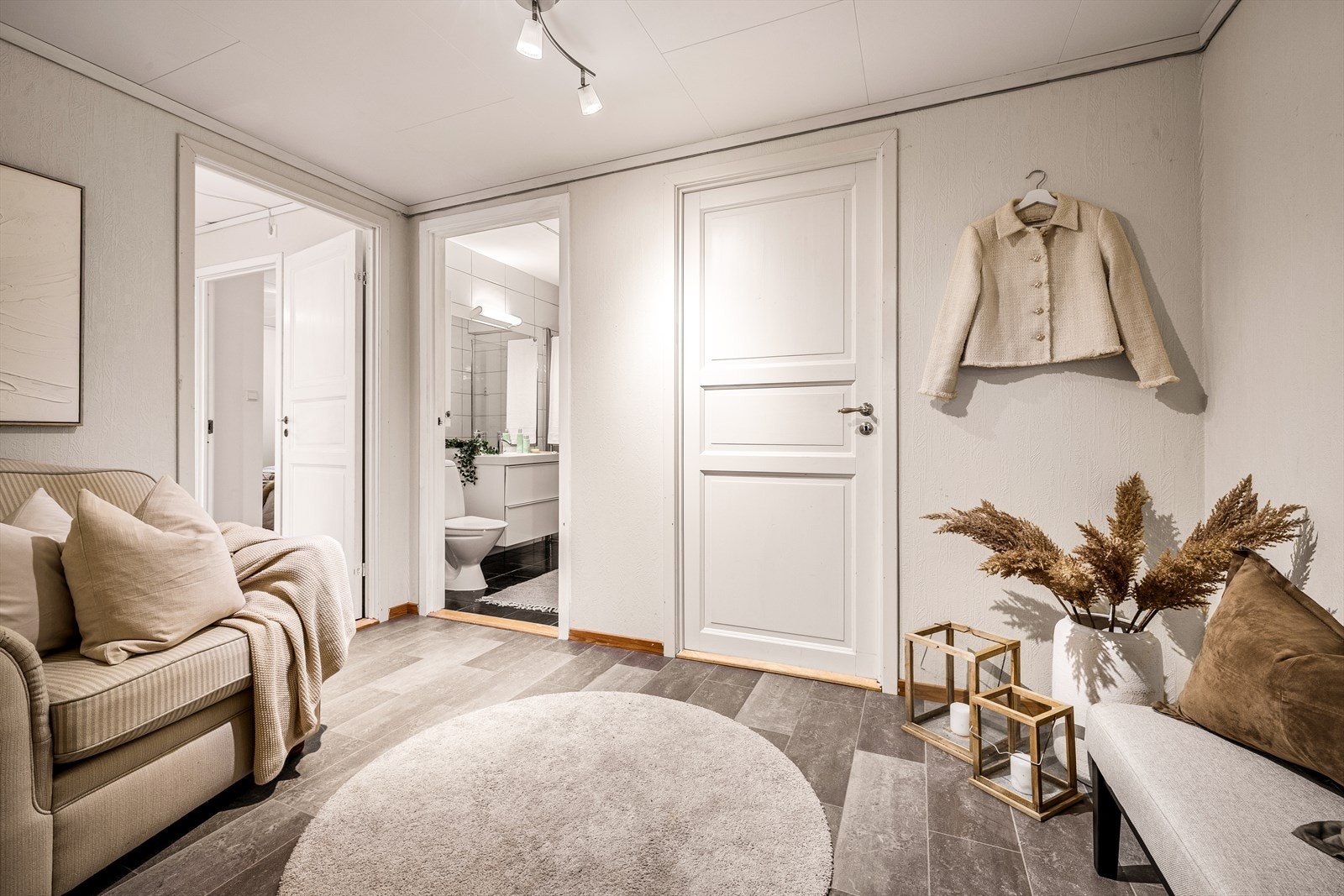 Romslig mellomgang med inngang til bad og vaskerom/bod. Galleribilde