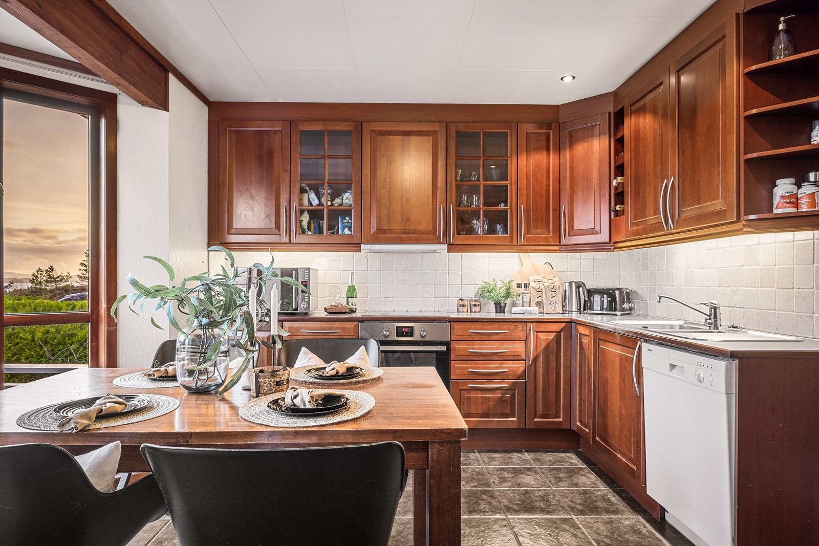 er finner du integrert induksjonsplatetopp, integrert stekeovn, opplegg for oppvaskmaskin, ventilator og stål oppvaskkum - en flott arbeidsplass både for hverdagsmat og større selskaper. Galleribilde