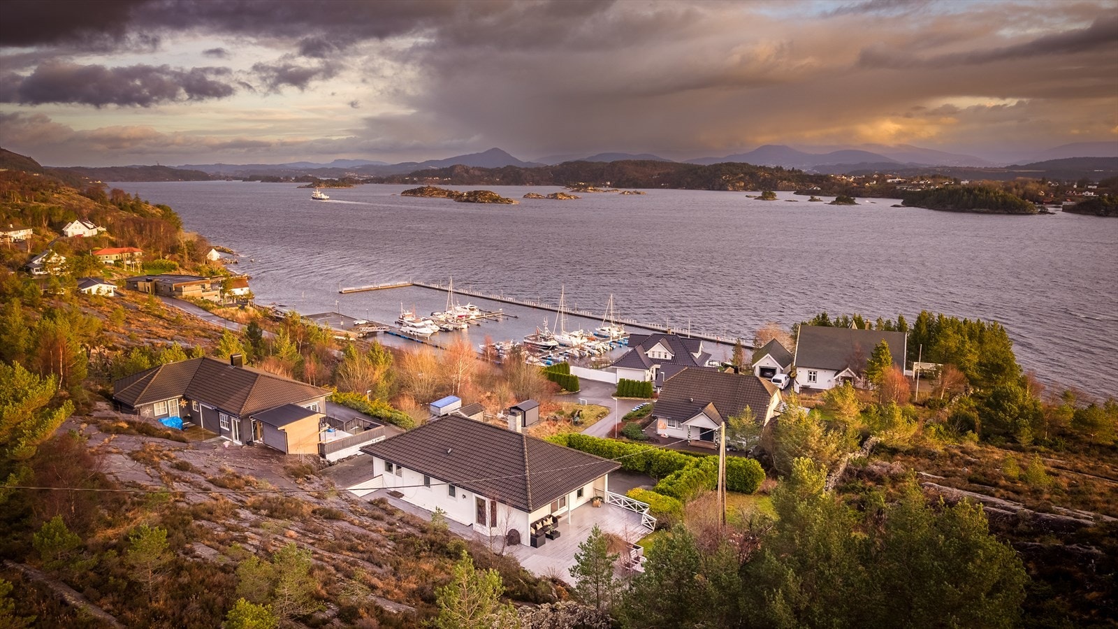 Boligen har samtidig svært gode solforhold, noe som gir optimale forutsetninger for å nyte hage og uteplasser hele dagen. Galleribilde