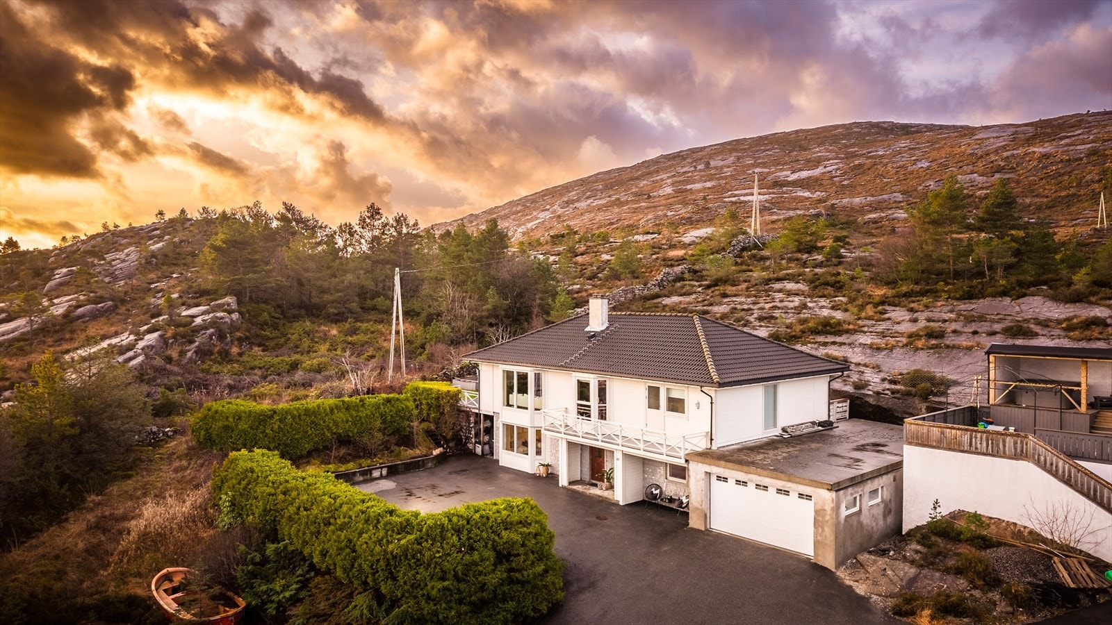 Boligen er godkjent med sokkel-leilighet og man har dermed gode og skattefrie inntektsmuligheter. Det medfølger en stor garasje med plass til 4 store personbiler, som er dimensjonert for påbygg på toppen. Galleribilde