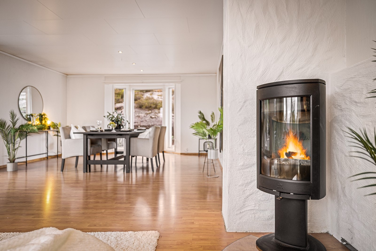 Boligen har varierte og tidløse overflater som er valgt med hensyn til både estetikk og brukervennlighet. Galleribilde