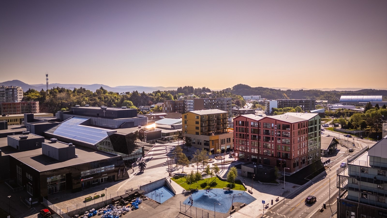 Sotrasambandet, som vil forkorte kjøretid og rush-trafikk vesentlig, er under utbygging og vil tilføre området vesentlig mer aktivitet og gjøre Sotra enda mer attraktivt enn det er i dag. Galleribilde