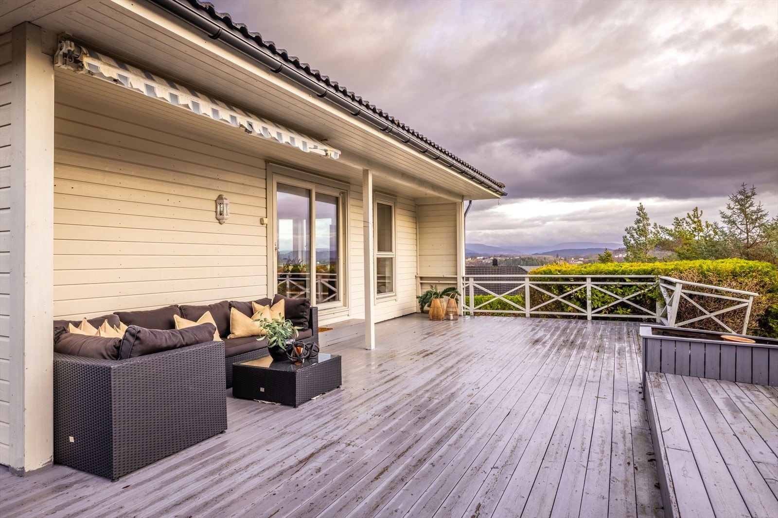 Fra stuen i 2. etasje er det direkte utgang til en terrasse på ca. 140,3 m², perfekt for store sosiale sammenkomster eller rolige ettermiddager i solen. Galleribilde
