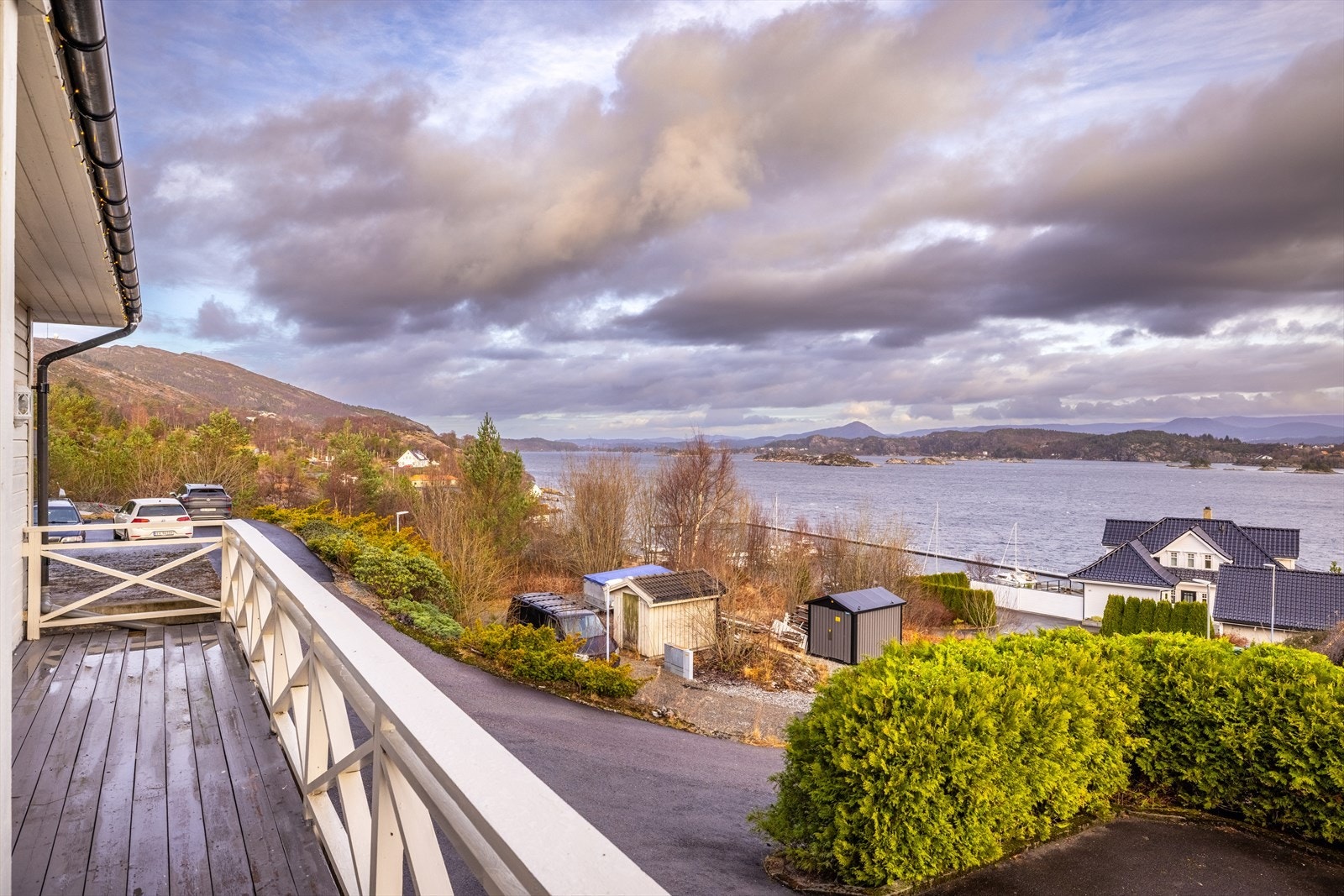 Flott altan fra soverom 2, der utsikten og morgenkaffen kan nytes til fulle. Galleribilde