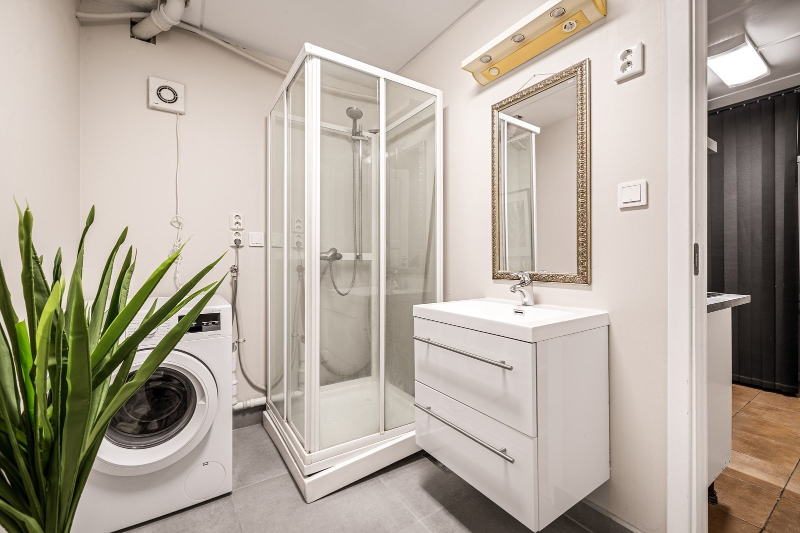 Bad 3 er kombinert bad og vaskerom (5,6 m²) Galleribilde