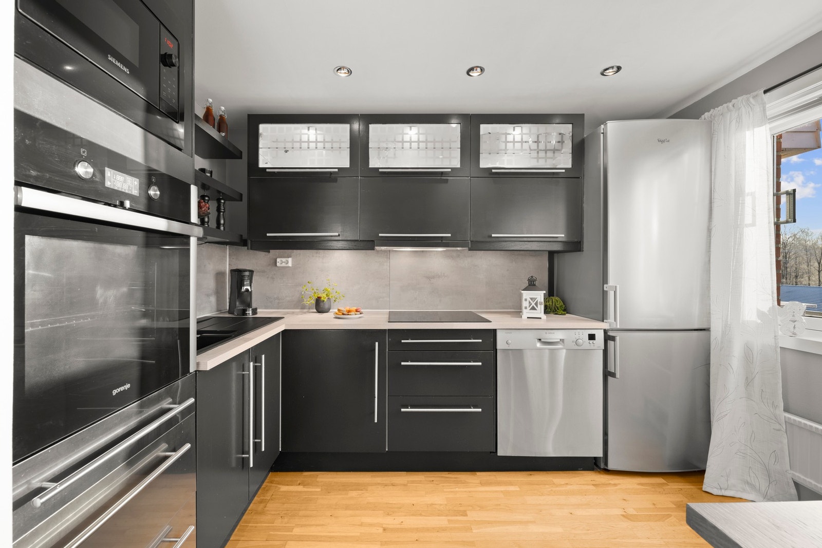 Det er montert nedfelt komposittvask med ettgreps blandebatteri, og kjøkkenet er utstyrt med delvis integrerte hvitevarer, herunder kjøl-/fryseskap, oppvaskmaskin, mikrobølgeovn, platetopp og stekeovn. Videre er det installert automatisk vannstoppesystem, Galleribilde