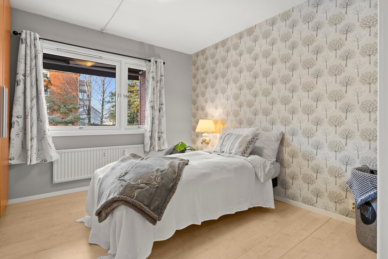 Lunt og godt soverom med god plass til enten enkelt- eller dobbeltseng, samt tilhørende møblement. Galleribilde