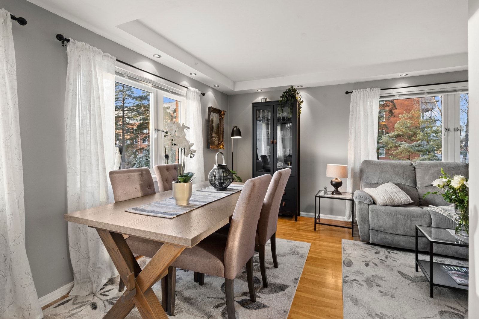 Meget gode vindusflater sikrer leiligheten godt med naturlig lysinnslipp. Galleribilde