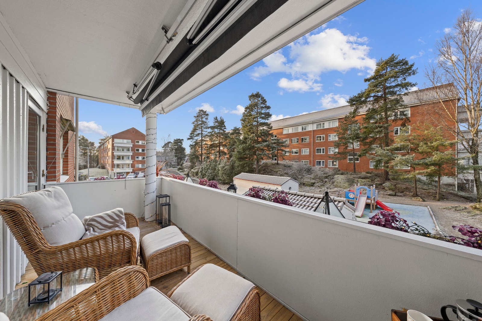 Utgang fra stuen ut til vestvendt og solfylt balkong på 8 m². Galleribilde