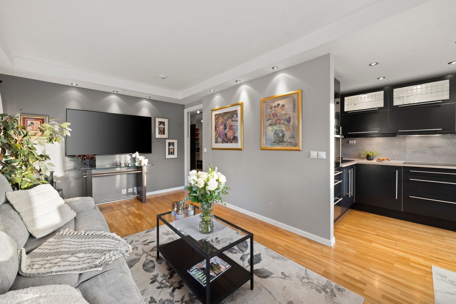 Romslig stue med god plass til både sitte- og spisegruppe. Galleribilde