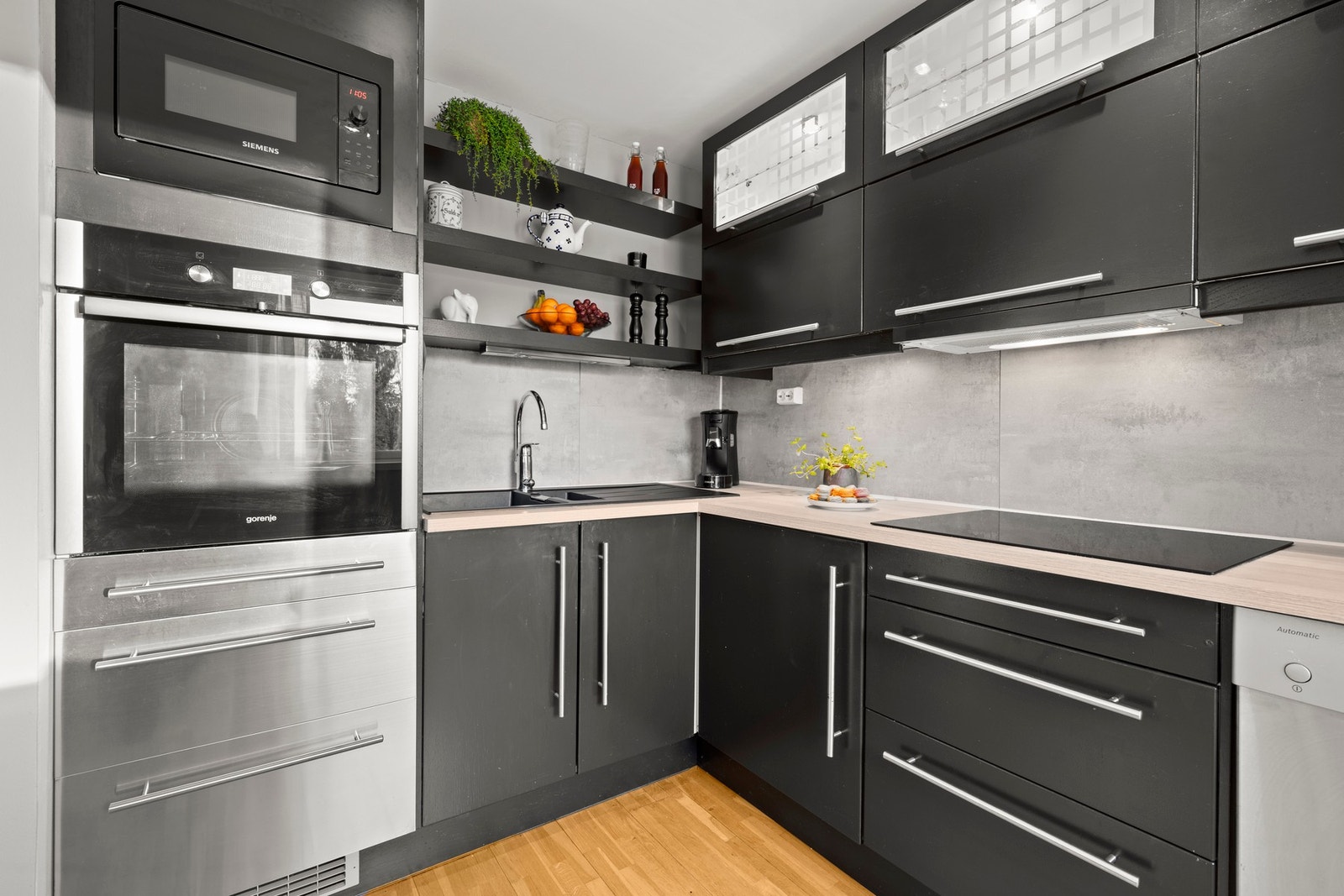 Kjøkkenet er delvis renovert i 2025, med blant annet ny benkeplate, stekeovn, platetopp, vask og oppgraderte rør. Innredningen er utført med slette fronter og laminat benkeplate, som gir et moderne og tidløst uttrykk. Galleribilde