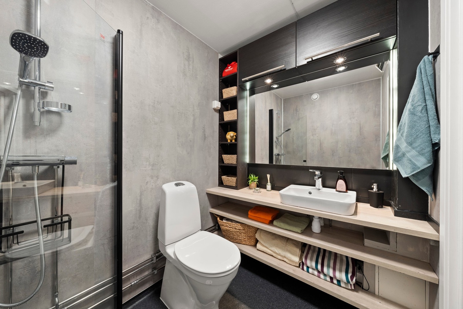 Ventilasjon skjer via naturlig avtrekk tilknyttet byggets felles ventilasjonskanal, med luftespalte i dør for tilstrekkelig luftutskifting. Det er målt et fall på ca. 18 mm fra gulvet ved dør mot sluk. Badet har plastsluk fra byggeår. Galleribilde