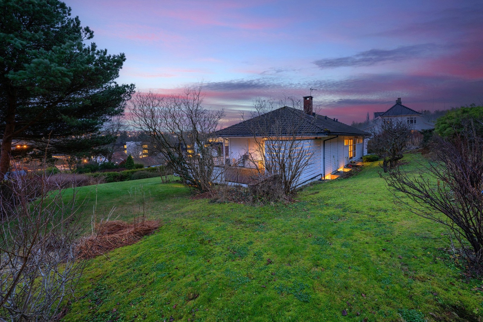Fint plassert enebolig med stor tomt. Sentrumsnært på Austrått like utenfor Sandnes sentrum. Galleribilde