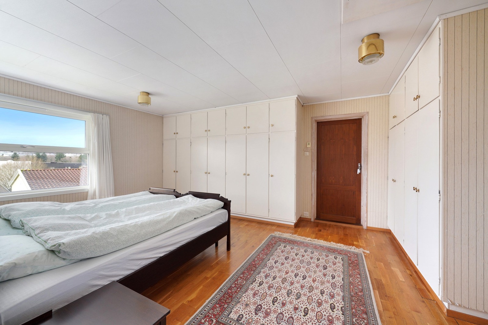 Hovedsoverommet er romslig og byr på rikelig med skapplass. Galleribilde