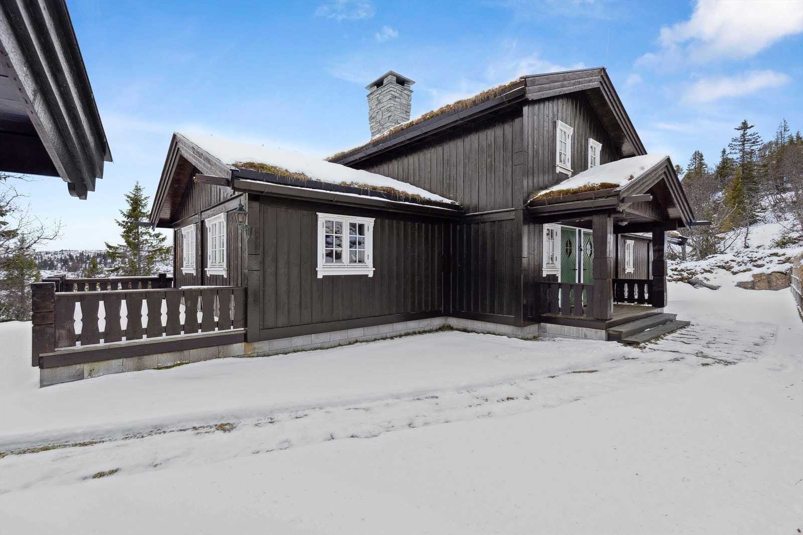 Trivelig adkomst via gårdsrommet og overbygget inngangsparti. Fra inngangspartiet er det bi-inngang til en romslig sportsbod med god oppbevaringsplass for skiutstyr, ekstra kjøleskap o.l Galleribilde